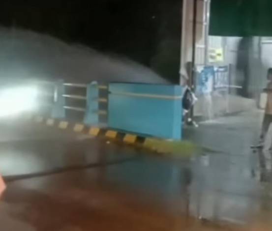 Pipa PDAM di Jalan Kulim Pekanbaru Pecah, Semburan Air Genangi Jalan