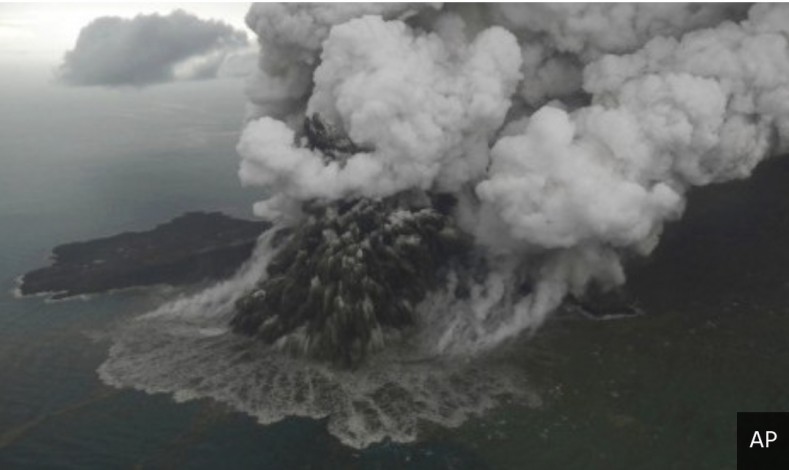 Anak Krakatau Masih Keluarkan Asap Hitam
