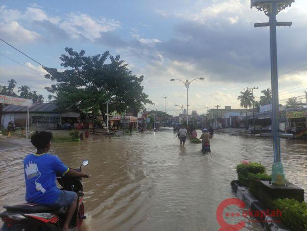 Banjir Mulai Surut, Jalan Tuanku Tambusai Masih Tergenang
