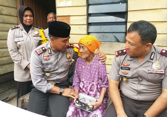 Mbah Yusni Ingatkan Wakapolresta Pekanbaru pada Ibunya