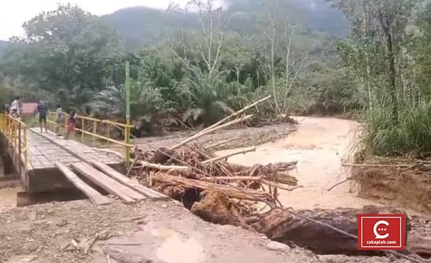 Satu Jembatan di Rohul Ambruk Diterjang Banjir Bandang, Warga Minta Bantuan