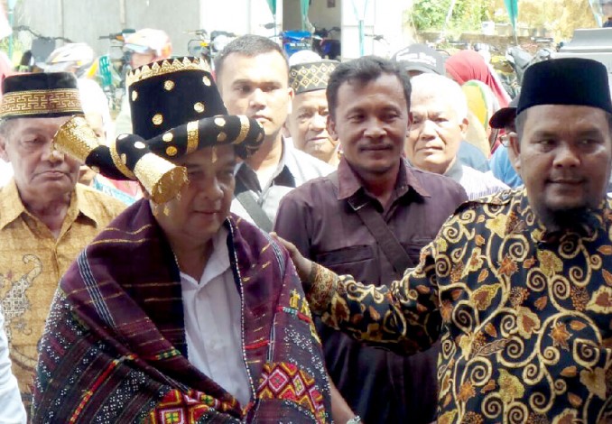 Bak Raja, Cawagub Riau Edy Nasution Dipakaikan Ampu oleh Warga Bagan Batu