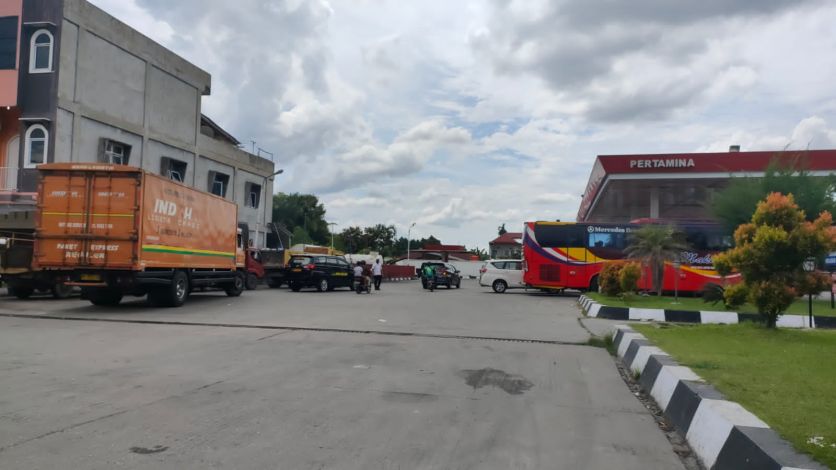 Beli Solar, Truk dan Bus Antre Panjang di SPBU SM Amin Pekanbaru