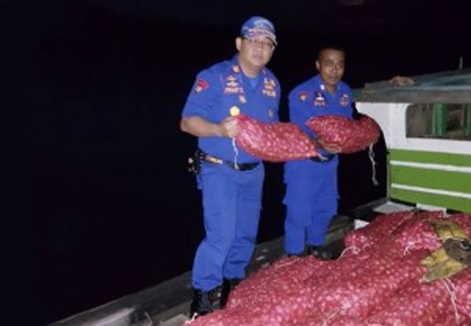 Nahkoda dan ABK berhamburan ke Laut, Polair Amankan 500 Karung Bawang Merah Ilegal
