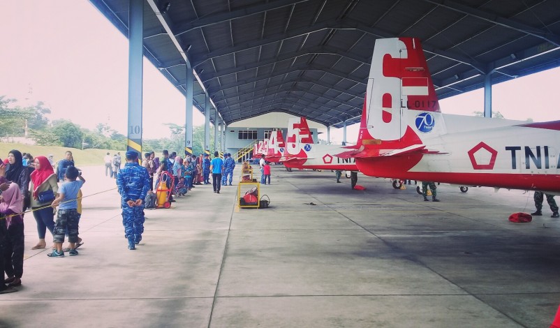 Atraksi Tim Jupiter Aerobatic TNI AU Pukau Masyarakat