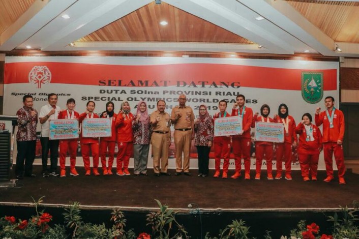 Kadisdik Riau Serahkan Bonus kepada Atlet SOIna Prestasi di SOWG Abu Dhabi 