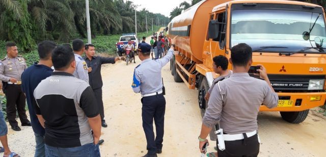 Kunker ke Pelalawan, Sejumlah Anggota DPRD Riau Tahan Truk CPO PT Adei