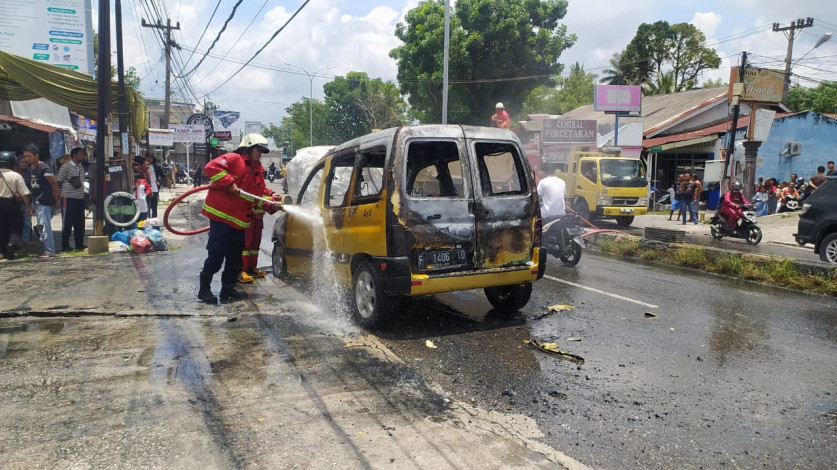 Korsleting Mesin, Mini Bus Terbakar di Jalan Kaharuddin Pekanbaru