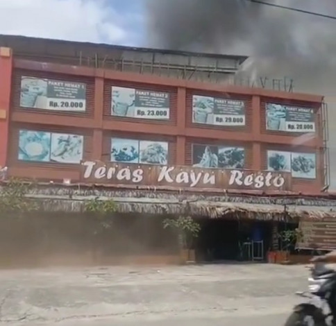 Breaking News: Kebakaran Terjadi di Jalan Hangtuah, di Samping Teras Kayu Resto