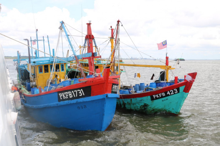 Curi Ikan di Pulau Arua Rohil, Dua Kapal Ikan Asal Malaysia Diamankan Petugas