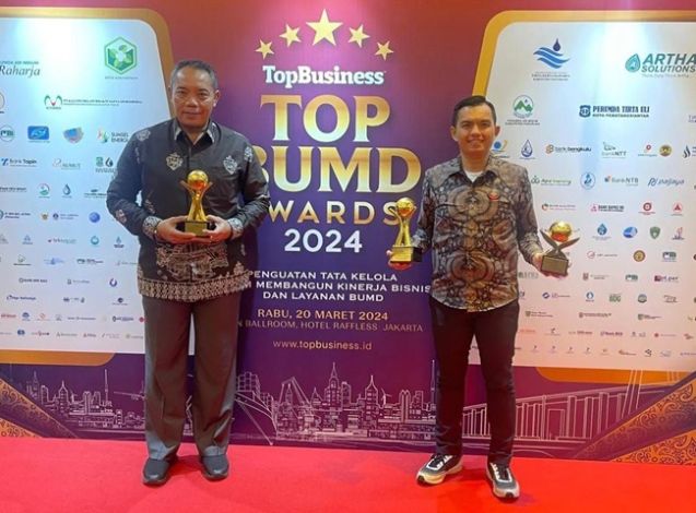 Pj Walikota dan Bank Pekanbaru Raih 3 Penghargaan dari Majalah Top Business dan i-Otda