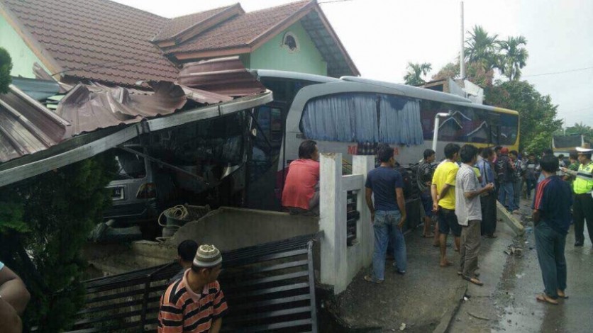 Bus Medan Jaya Tabrak Dua Rumah di Kuansing