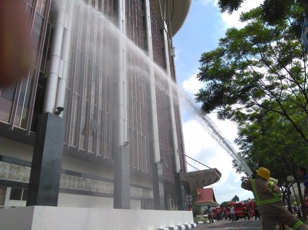 Kantor Gubernur Riau Terbakar, Pegawai Berhamburan