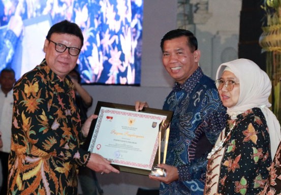 Mendagri Anugerahi Walikota Pekanbaru Satya Lencana Karyabhakti Praja Nugraha