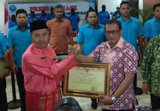 Berhasil Ungkap Peredaran Narkoba, Gubri Beri Penghargaan 7 Personel BNNP Riau