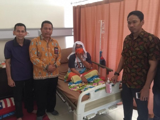 Bawaslu Riau Kunjungi Pengawas Pemilu yang Sakit di Bengkalis