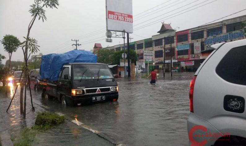 Hujan Deras, Jalan Soebrantas Pekanbaru jadi Sungai