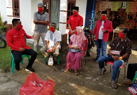 Zukri Misran Sosialisasi Cegah Covid-19 Sambil Bagi Sembako ke Warga Pelalawan