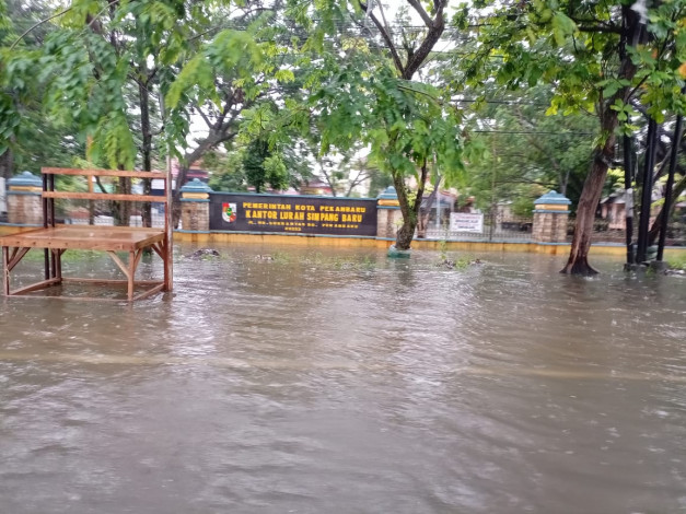 Kantor Lurah Simpang Baru Lumpuh Akibat Banjir, Layanan Dialihkan ke Kantor Camat