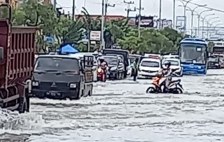 Jalan Soebrantas Pekanbaru Banjir Lagi, Banyak Motor Mogok