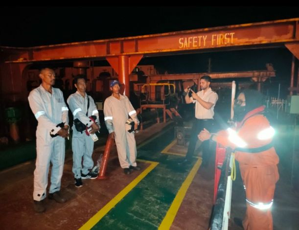 Terapung-apung 4 Jam di Selat Malaka, Petugas Evakuasi 3 Nelayan