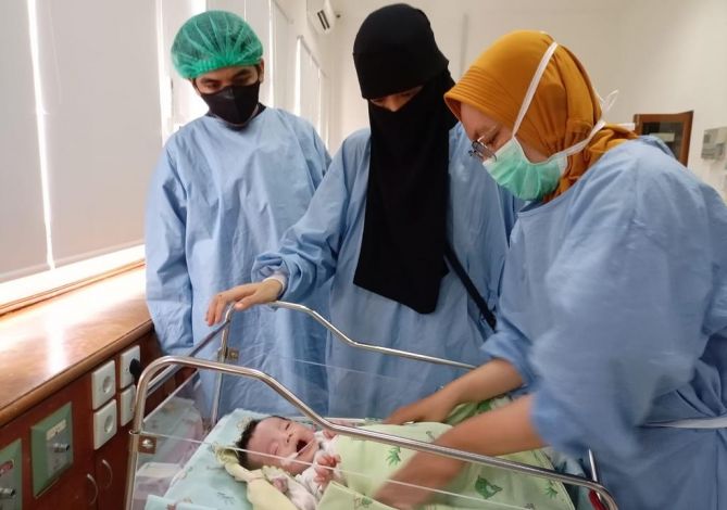 RSUD Arifin Achmad Riau Sukses Operasi Bayi Kambar Siam Langka