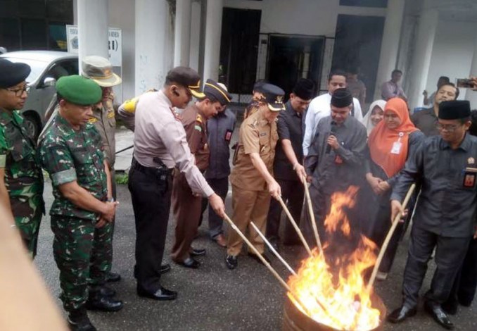 613 Surat Suara Pilkada Riau Dibakar di Dumai