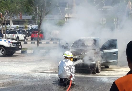 Mobil Hyundai Getz Terbakar di Bandara SSK II