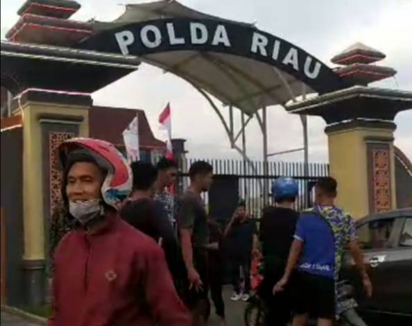 Tabrak Motor yang Diduga Sedang Balap Liar, Mobil Ini Dikejar Sampai Mapolda Riau