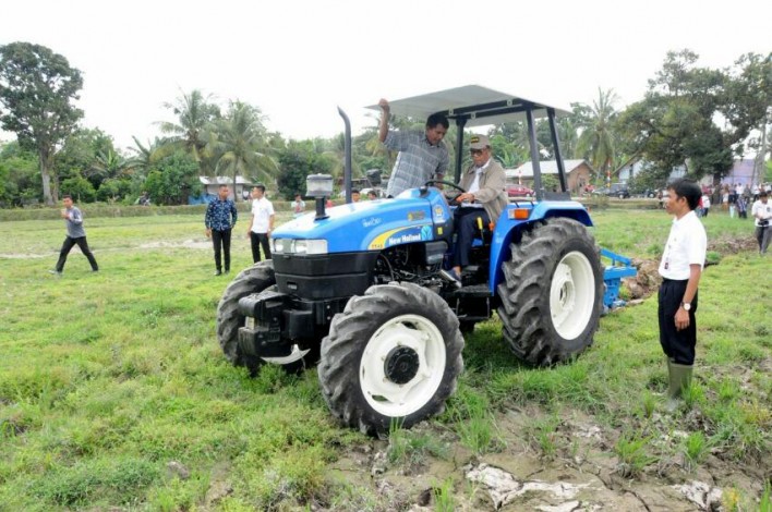 Modernisasi Pertanian, Kampar Terima Lima Unit Traktor 