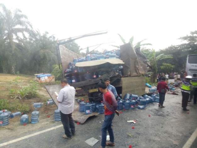 Kecelakaan Bus Rafi vs Truk Galon, Jalan Lintas Timur Pelalawan Macet Panjang