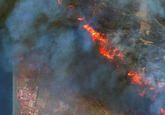 Pesawat Pemadam Kebakaran Hutan di Yunani Jatuh ke Kobaran Api