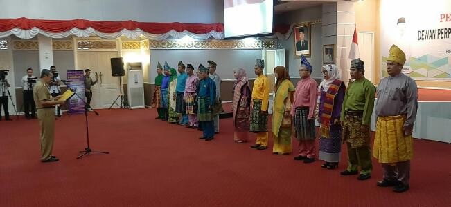 Gubernur Syamsuar Lantik Dewan Perpustakaan Riau
