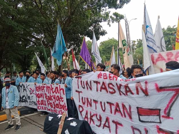 Mahasiswa Unri Demo di Gedung DPRD Riau, Ini Tuntutannya