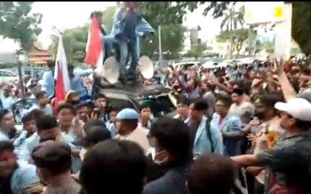 Unjuk Rasa, Mahasiswa dan Polisi Sempat Adu Tenaga di Gedung DPRD Riau
