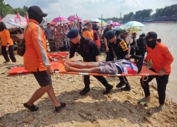Tim SAR Brimob Polda Riau Siaga Tolong Peserta Cedera di Festival Pacu Jalur Kuansing
