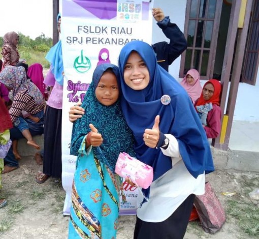 FSLDK Riau dan SPJ Pekanbaru Bagi-bagi Jilbab Syari di Kampung Muallaf