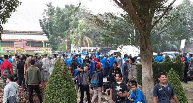 Tak Bisa Masuk ke Gedung DPRD Riau, Mahasiswa Bubarkan Diri