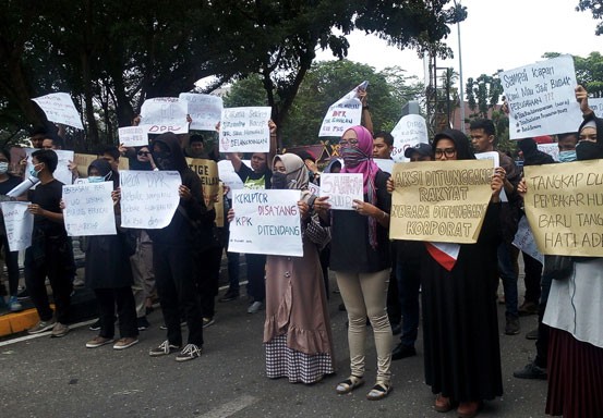 Demo ala Milineal di DPRD Riau, Massa Bentangkan Spanduk Nyeleneh
