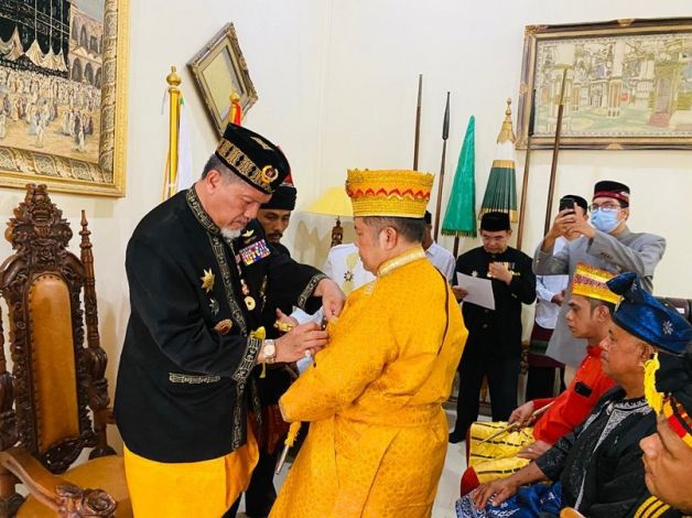 HM Yunus Datuk Sutan Batuah dan Perangkat Dibaiat Pewaris Raja Aceh Darussalam