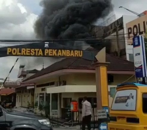 Ternyata Ini Penyebab Pos Jaga Mapolresta Pekanbaru Kebakaran