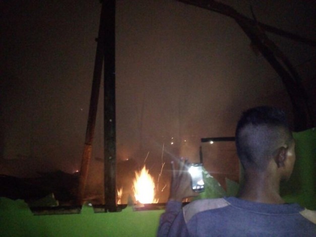 Kebakaran di Arengka, Asap Hitam Mengepul Listrik Padam