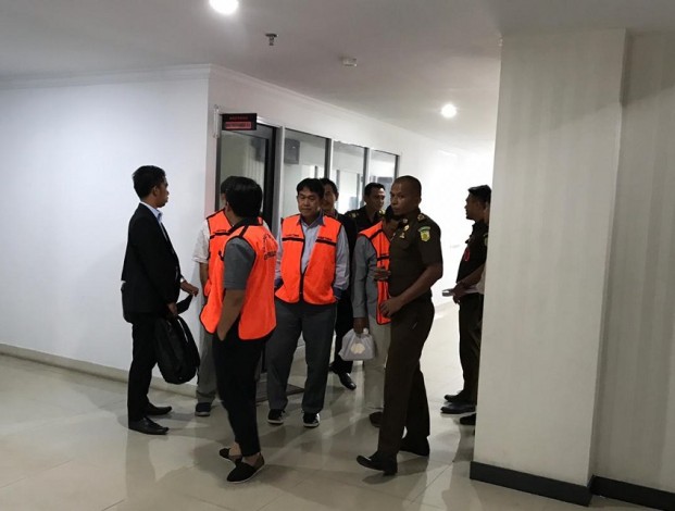 Korupsi Pengadaan Alkes, Tiga Dokter RSUD Arifin Achmad dan Dua Rekanan Ditahan