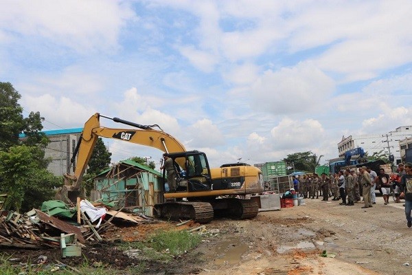 Ratusan Rumah Liar di Jalan Siak II Pekanbaru Dirobohkan