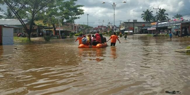 Ibu Kota Rokan Hulu Dikepung Banjir