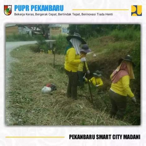 Tersumbat Sampah, Pasukan Kuning PUPR Pekanbaru Bersihkan Drainase di Jalan Purwodadi Ujung