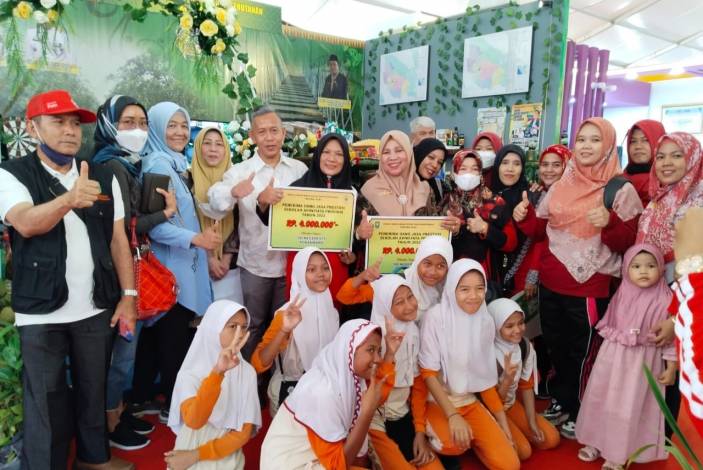 Pemprov Riau Serahkan Uang Jasa Prestasi Adiwiyata Rp92 Juta untuk 23 Sekolah