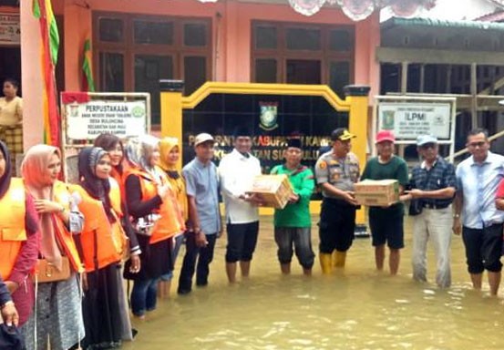 Dua Pekan Banjir Belum Surut, PWNU Riau Salurkan Bantuan Banjir ke Desa Buluh Cina