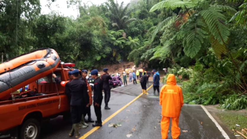 Curah Hujan Meningkat, Jalan Lintas Sumbar - Riau Kembali Longsor