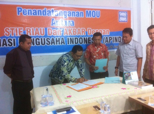 STIE Riau dan AKBAR Tandatangani MoU Dengan DPP APINDO Riau